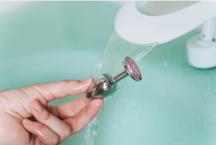 Guy butt plug, how to clean it properly? Keep these simple steps in mind!