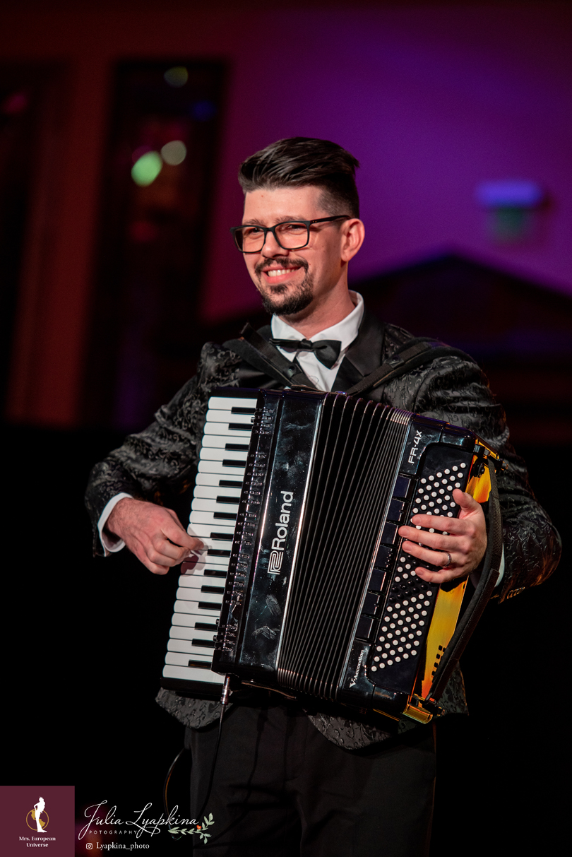 Best erotic accordion players: Discover the top artists who will captivate you!