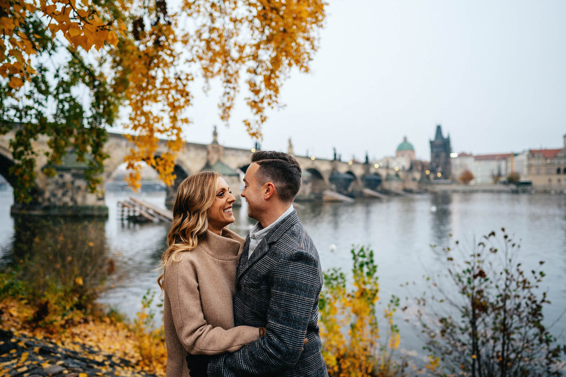 Where to take fall pictures couples? Discover these stunning and romantic autumn locations nearby.