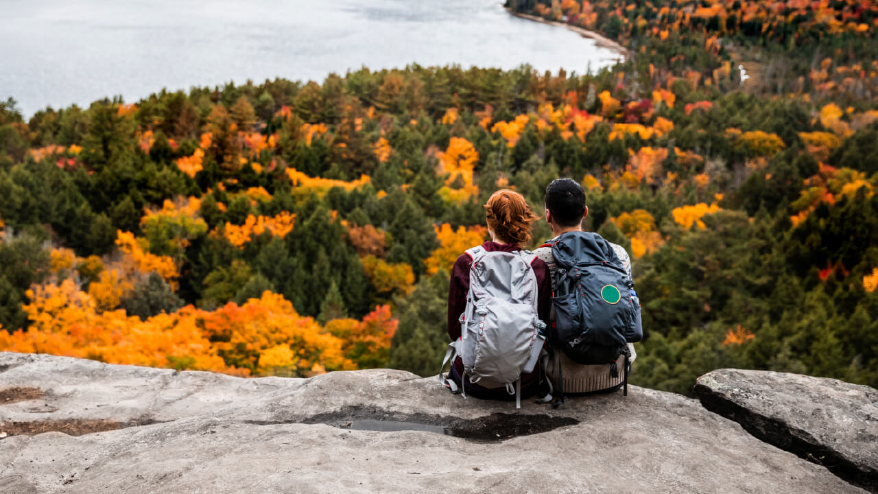 Where to take fall pictures couples? Discover these stunning and romantic autumn locations nearby.