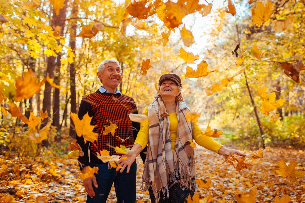 Where to take fall pictures couples? Discover these stunning and romantic autumn locations nearby.