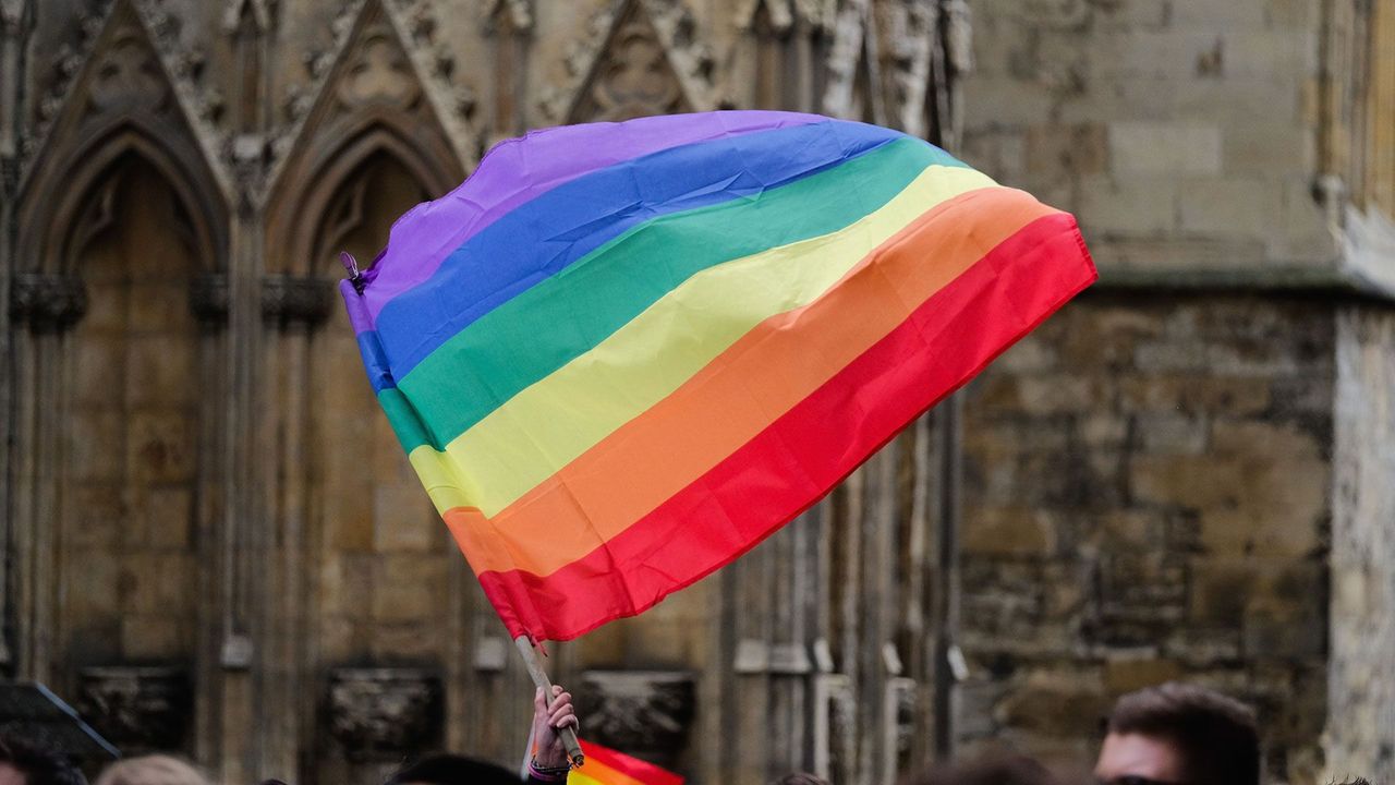 Many ask if a gay man can turn straight. Lets explore what the evidence suggests about it.