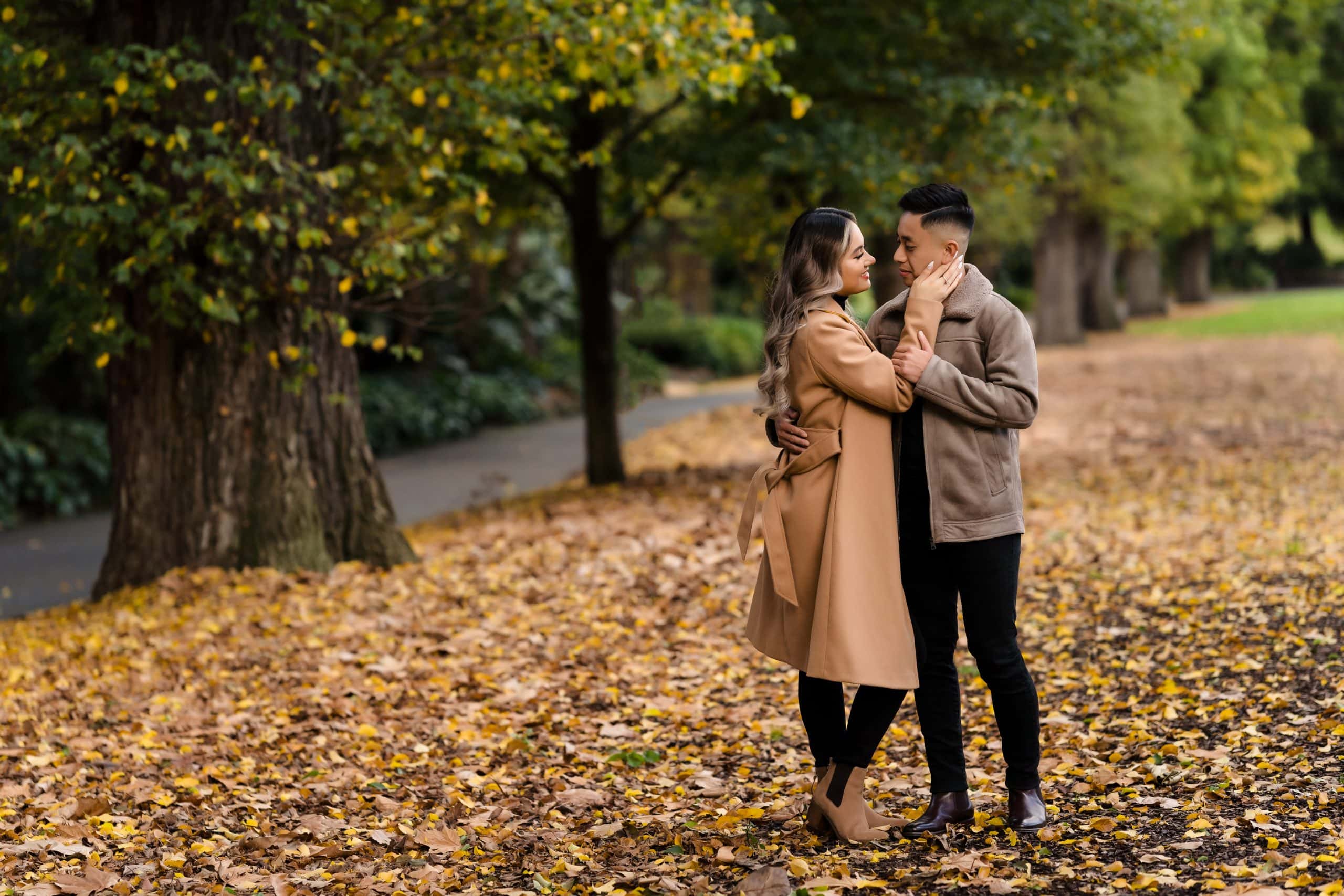 Planning your couples fall pictures session (fun tips for natural and lovely autumn shots)