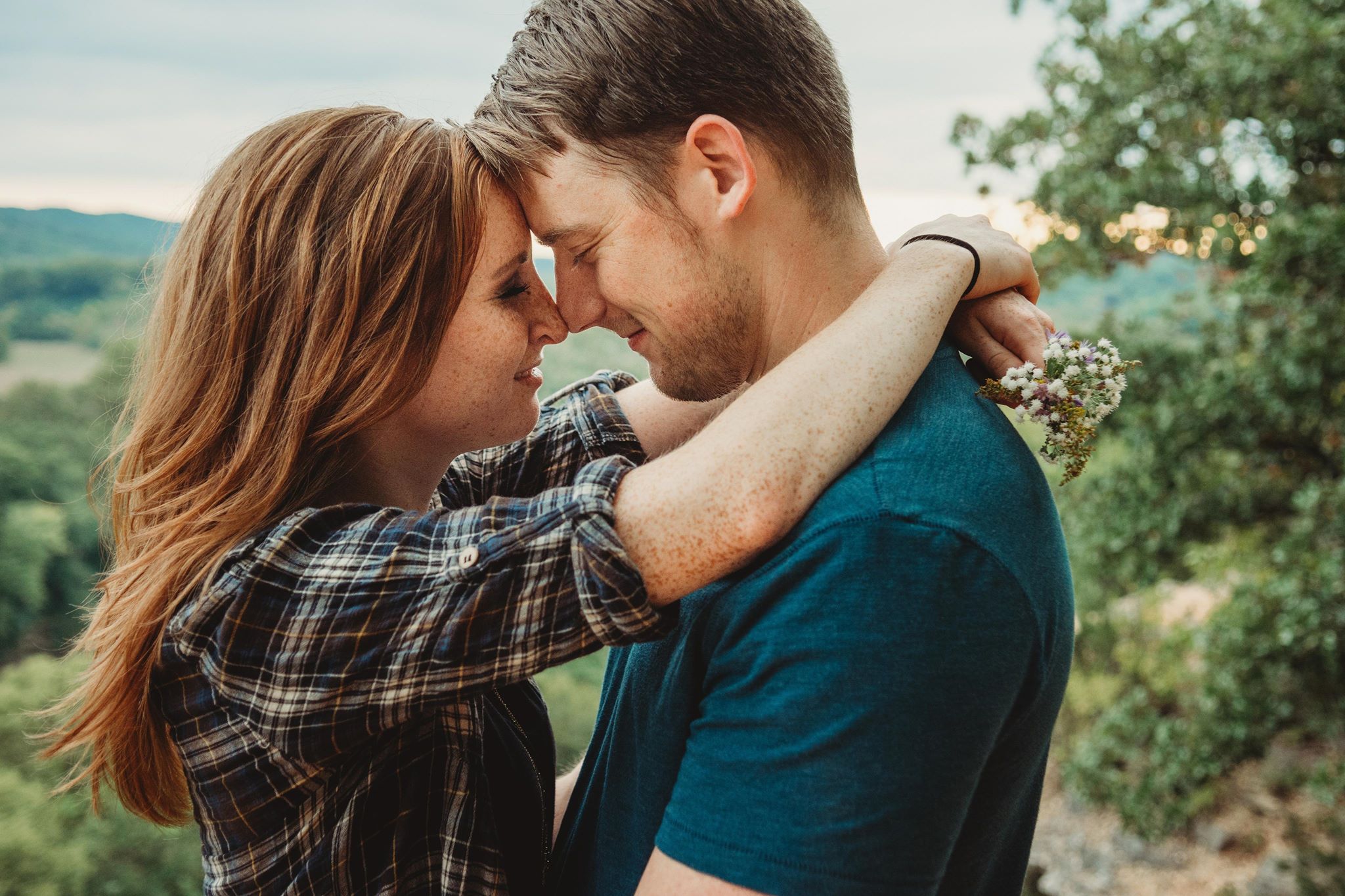 Couple pictures in love: need ideas? Try these simple & sweet poses!
