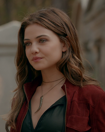 Many fans ask does Davina die in The Originals? Here is a simple breakdown of her story.