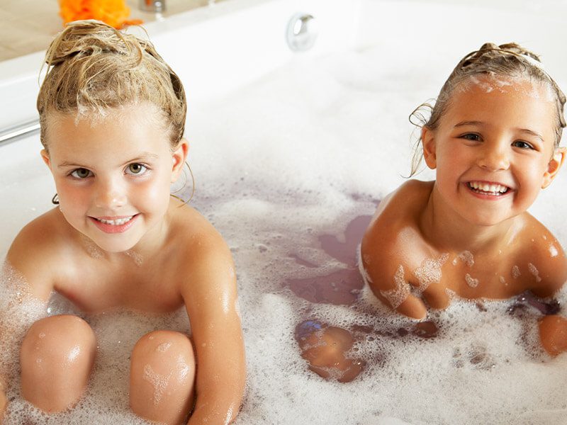 showering with friends mom age limit - appropriate ages for shared bath times
